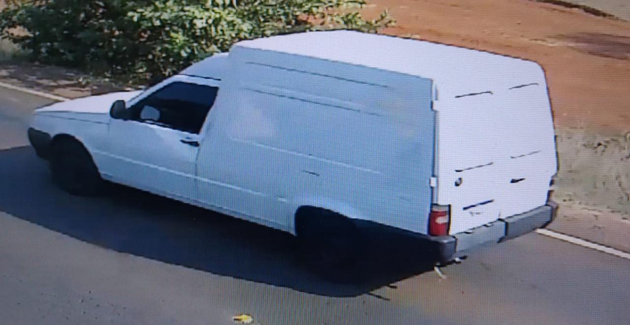 Foto 4 de 4 — Homem quebra radar a pauladas em Araraquara e é identificado pela prefeitura